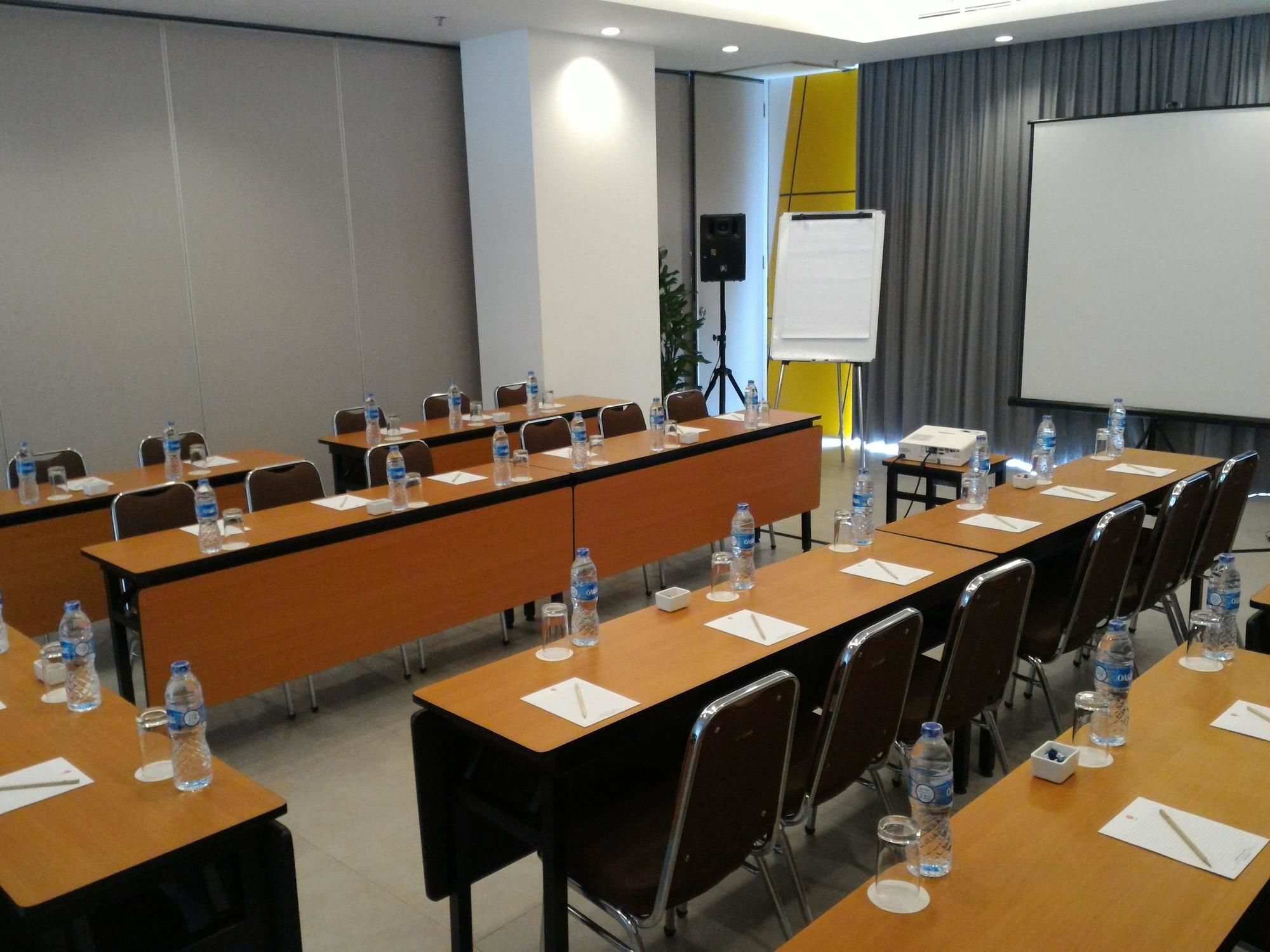 Townhouse Oak Jp Hotel Jakarta Exterior foto